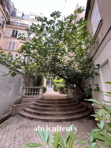 Appartement de Caractère Traversant 3 Pièces Paris 18ème (Limite 17ème)
