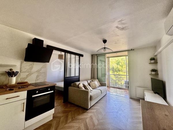 EXCLUSIVITE
Résidence sécurisée  la CROISETTE, Appartement de Type 2  entiérement rénvové au 3ème et dernier étage, il se compose d'une entrée, une cuisine ouvertre équipéé, un salon séjour donnant sur une loggia, une chambre avec sa suite parentale . Place de paking 
Ce bien se trouve à 3 minutes à pied de la plage des SABLETTES , ainsi que des commerces, école et collège.Navette maritime à 5 minutes à pied qui permet de rejoindre TOULON.