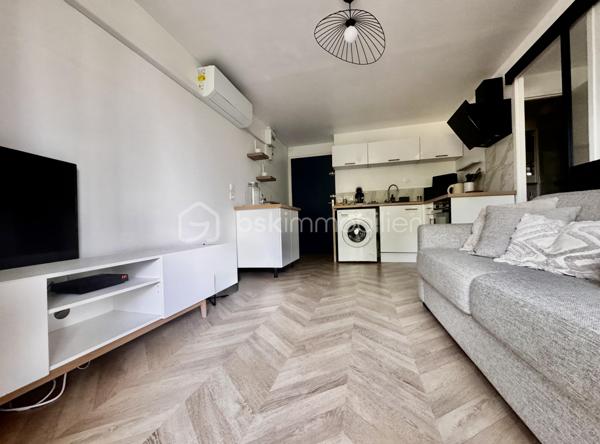 EXCLUSIVITE
Résidence sécurisée  la CROISETTE, Appartement de Type 2  entiérement rénvové au 3ème et dernier étage, il se compose d'une entrée, une cuisine ouvertre équipéé, un salon séjour donnant sur une loggia, une chambre avec sa suite parentale . Place de paking 
Ce bien se trouve à 3 minutes à pied de la plage des SABLETTES , ainsi que des commerces, école et collège.Navette maritime à 5 minutes à pied qui permet de rejoindre TOULON.