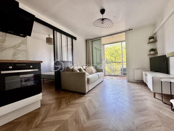 EXCLUSIVITE
Résidence sécurisée  la CROISETTE, Appartement de Type 2  entiérement rénvové au 3ème et dernier étage, il se compose d'une entrée, une cuisine ouvertre équipéé, un salon séjour donnant sur une loggia, une chambre avec sa suite parentale . Place de paking 
Ce bien se trouve à 3 minutes à pied de la plage des SABLETTES , ainsi que des commerces, école et collège.Navette maritime à 5 minutes à pied qui permet de rejoindre TOULON.