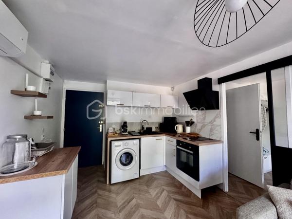 EXCLUSIVITE
Résidence sécurisée  la CROISETTE, Appartement de Type 2  entiérement rénvové au 3ème et dernier étage, il se compose d'une entrée, une cuisine ouvertre équipéé, un salon séjour donnant sur une loggia, une chambre avec sa suite parentale . Place de paking 
Ce bien se trouve à 3 minutes à pied de la plage des SABLETTES , ainsi que des commerces, école et collège.Navette maritime à 5 minutes à pied qui permet de rejoindre TOULON.