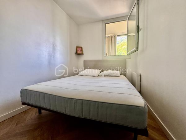 EXCLUSIVITE
Résidence sécurisée  la CROISETTE, Appartement de Type 2  entiérement rénvové au 3ème et dernier étage, il se compose d'une entrée, une cuisine ouvertre équipéé, un salon séjour donnant sur une loggia, une chambre avec sa suite parentale . Place de paking 
Ce bien se trouve à 3 minutes à pied de la plage des SABLETTES , ainsi que des commerces, école et collège.Navette maritime à 5 minutes à pied qui permet de rejoindre TOULON.