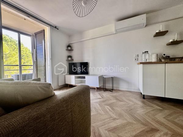 EXCLUSIVITE
Résidence sécurisée  la CROISETTE, Appartement de Type 2  entiérement rénvové au 3ème et dernier étage, il se compose d'une entrée, une cuisine ouvertre équipéé, un salon séjour donnant sur une loggia, une chambre avec sa suite parentale . Place de paking 
Ce bien se trouve à 3 minutes à pied de la plage des SABLETTES , ainsi que des commerces, école et collège.Navette maritime à 5 minutes à pied qui permet de rejoindre TOULON.