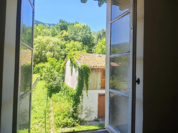 Maison de village spacieuse avec grand jardin et potentiel d’aménagement
