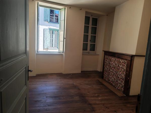 Maison de village spacieuse avec grand jardin et potentiel d’aménagement