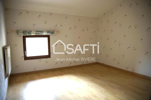 A proximité immédiate de Lorette et de l’axe Lyon Saint-Etienne, située dans un environnement campagnard et verdoyant