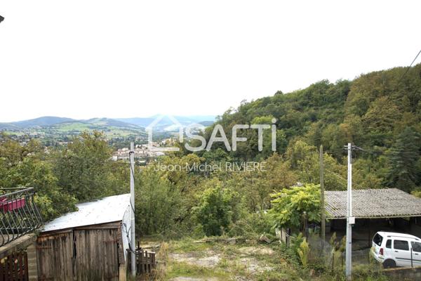 A proximité immédiate de Lorette et de l’axe Lyon Saint-Etienne, située dans un environnement campagnard et verdoyant