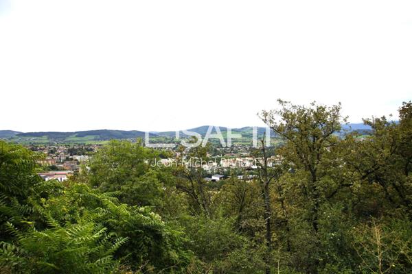 A proximité immédiate de Lorette et de l’axe Lyon Saint-Etienne, située dans un environnement campagnard et verdoyant
