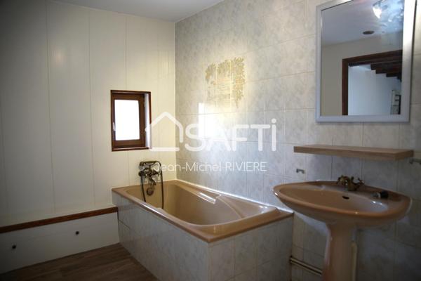 A proximité immédiate de Lorette et de l’axe Lyon Saint-Etienne, située dans un environnement campagnard et verdoyant