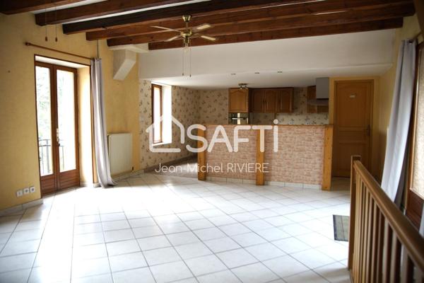 A proximité immédiate de Lorette et de l’axe Lyon Saint-Etienne, située dans un environnement campagnard et verdoyant