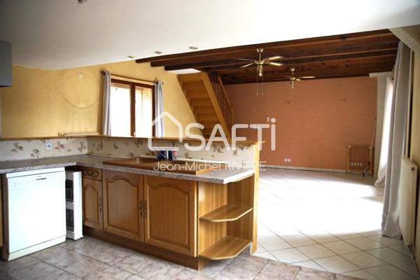 A proximité immédiate de Lorette et de l’axe Lyon Saint-Etienne, située dans un environnement campagnard et verdoyant