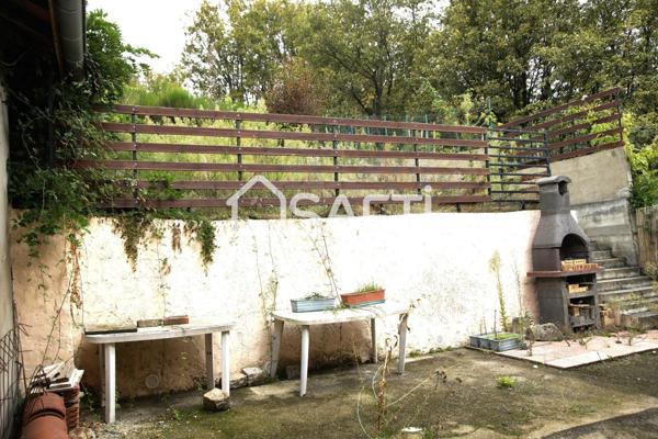 A proximité immédiate de Lorette et de l’axe Lyon Saint-Etienne, située dans un environnement campagnard et verdoyant