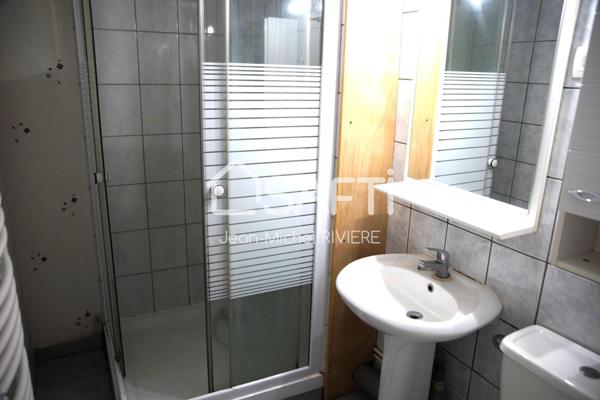 A proximité immédiate de Lorette et de l’axe Lyon Saint-Etienne, située dans un environnement campagnard et verdoyant