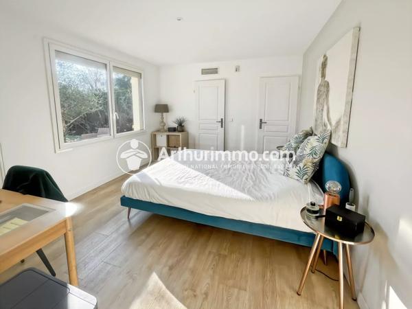 Vente                                                      Maison
                        
                     8 pièces                      260 m2                     à Étiolles
