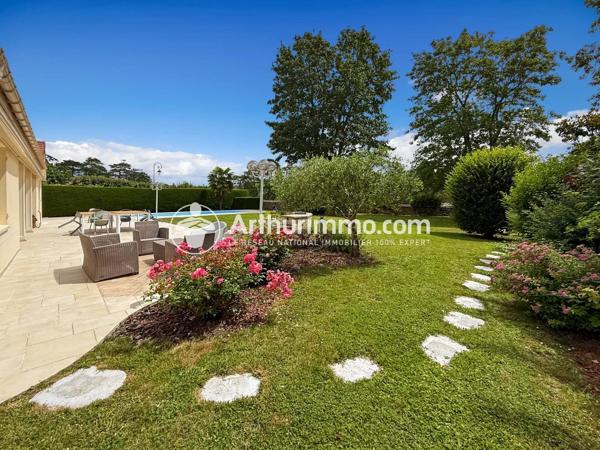 Vente                                                      Maison
                        
                     8 pièces                      260 m2                     à Étiolles