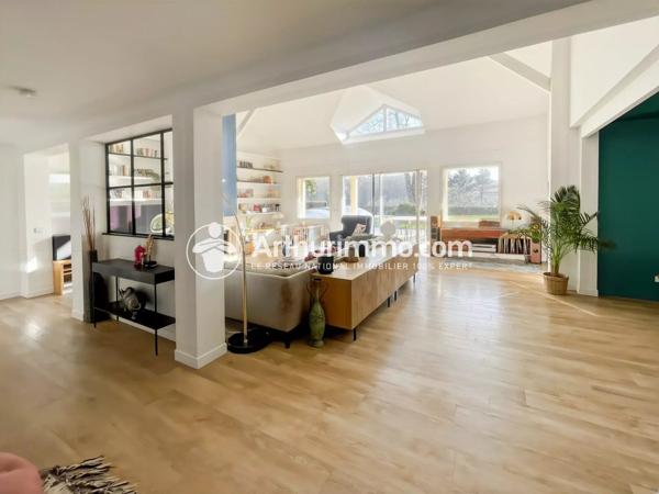 Vente                                                      Maison
                        
                     8 pièces                      260 m2                     à Étiolles