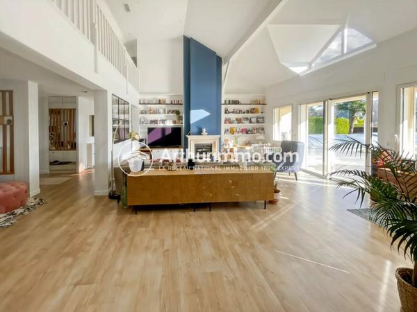 Vente                                                      Maison
                        
                     8 pièces                      260 m2                     à Étiolles