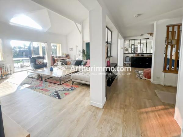 Vente                                                      Maison
                        
                     8 pièces                      260 m2                     à Étiolles