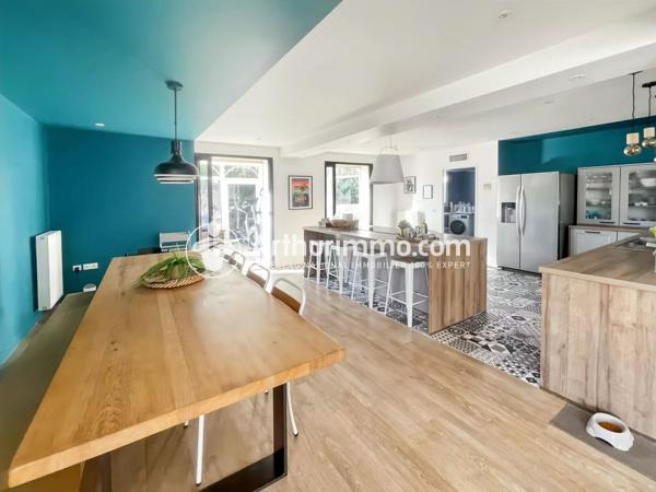 Vente                                                      Maison
                        
                     8 pièces                      260 m2                     à Étiolles