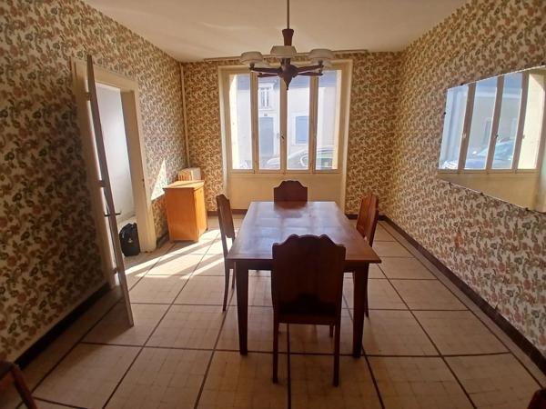 Vente                                                      Maison de village
                        
                     7 pièces                      150 m2                     à Angerville
