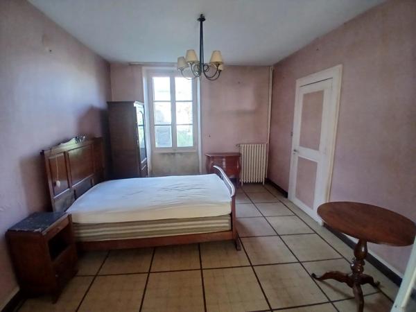 Vente                                                      Maison de village
                        
                     7 pièces                      150 m2                     à Angerville