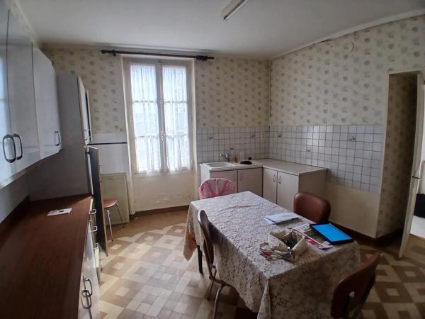 Vente                                                      Maison de village
                        
                     7 pièces                      150 m2                     à Angerville