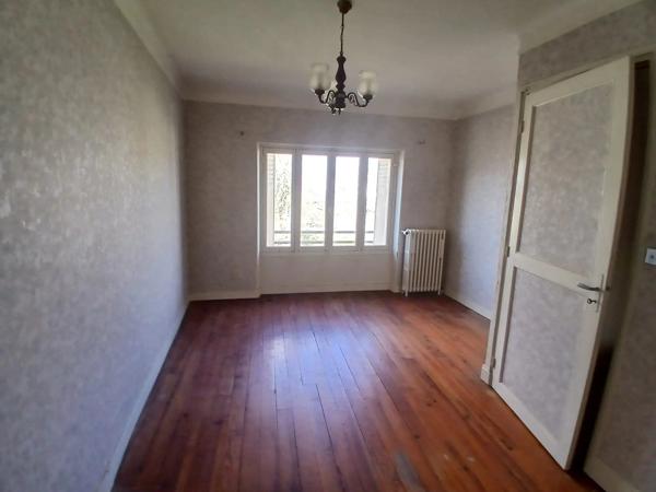 Vente                                                      Maison de village
                        
                     7 pièces                      150 m2                     à Angerville