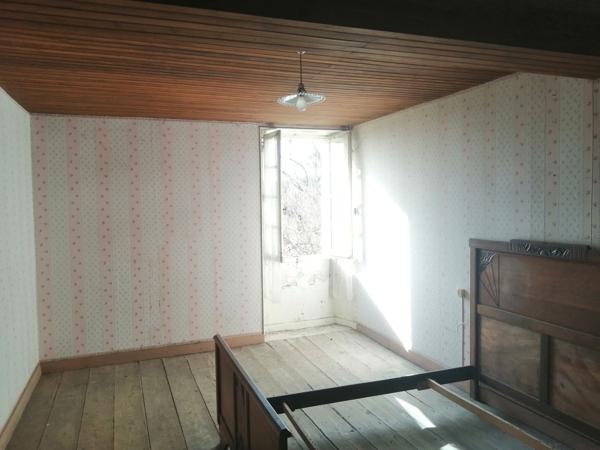 Maison à rénover, 8000 m² de terrain