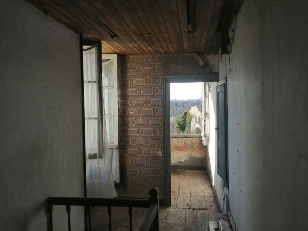 Maison à rénover, 8000 m² de terrain