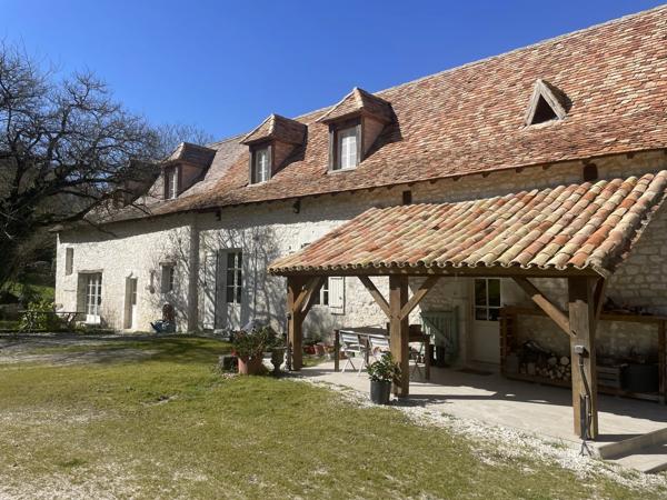 Maison en pierre magnifiquement rénovée près d'un village