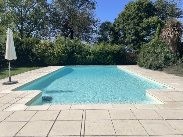 Maison en pierre magnifiquement rénovée près d'un village