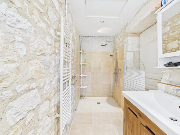 Maison en pierre magnifiquement rénovée près d'un village