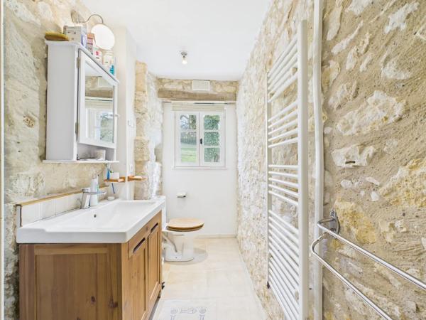 Maison en pierre magnifiquement rénovée près d'un village