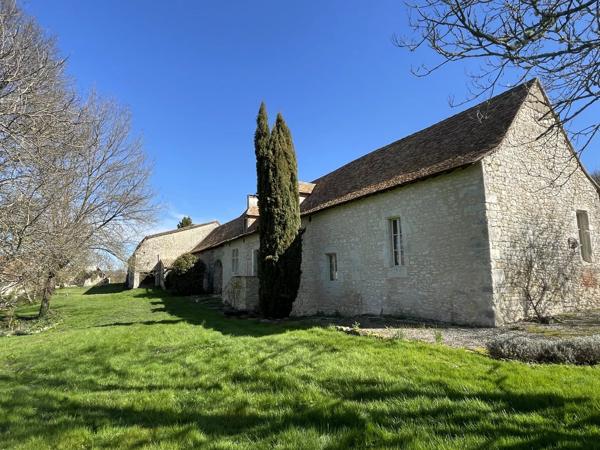 Maison en pierre magnifiquement rénovée près d'un village