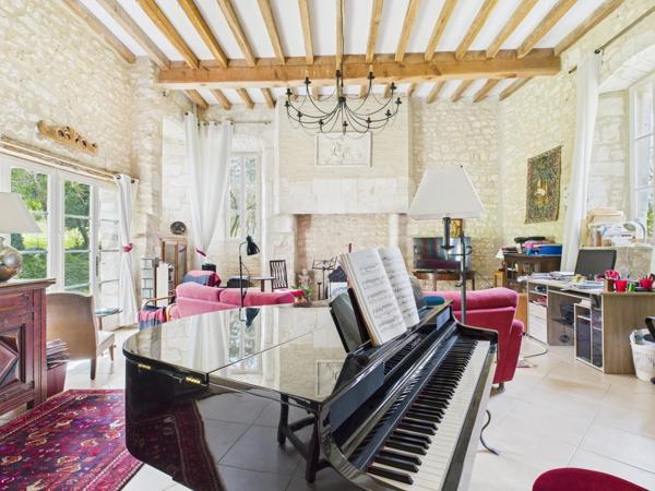 Maison en pierre magnifiquement rénovée près d'un village