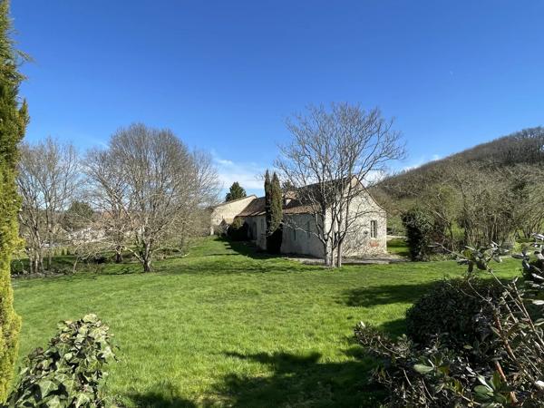 Maison en pierre magnifiquement rénovée près d'un village