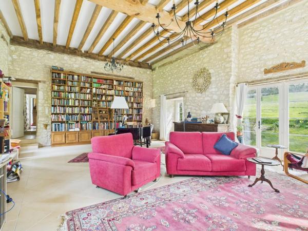Maison en pierre magnifiquement rénovée près d'un village