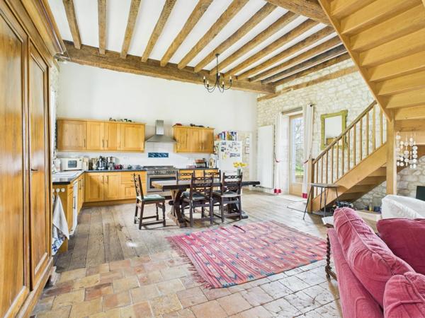 Maison en pierre magnifiquement rénovée près d'un village