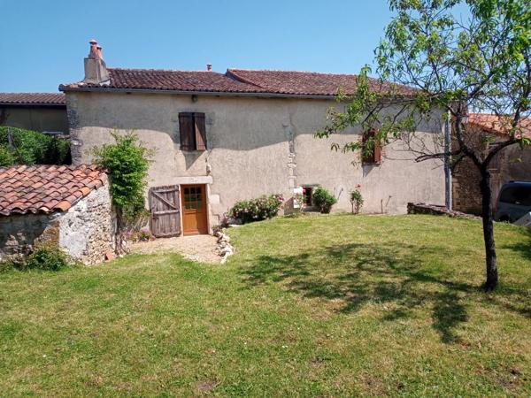 Charmante maison de caractère avec potentiel locatif à Charroux