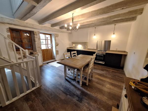 Charmante maison de caractère avec potentiel locatif à Charroux