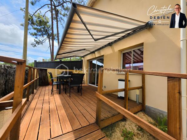 Christophe Debien – BSK Immobilier vous présente cette maison située dans le très recherché secteur d'Orouët, entre forêt et océan.

À quelques minutes seulement des plages de Saint-Jean-de-Monts, cette maison construite en 2015 bénéficie d'un environnement naturel particulièrement apprécié, entre dunes, forêt domaniale et littoral vendéen.

Implantée sur une parcelle clôturée de 1 257 m², elle offre une surface habitable de 87,24 m² ainsi qu'une surface complémentaire hors loi Carrez de 19,96 m², soit une surface totale au sol de 107,20 m². Elle constitue un cadre de vie idéal pour ceux qui recherchent le calme sans s'éloigner des commodités et des stations balnéaires.

Dès l'entrée, vous découvrirez une agréable pièce de vie avec cuisine aménagée et équipée ouverte sur l'espace repas. Cet ensemble convivial s'ouvre directement sur une terrasse équipée d'une banne, parfaite pour profiter des beaux jours et des repas en extérieur.
Le rez-de-chaussée comprend également une salle d'eau avec WC ainsi qu'une lingerie.

À l'étage, l'espace nuit se compose de quatre espaces privatifs permettant d'accueillir confortablement famille et amis. Une seconde salle d'eau, un WC indépendant et des espaces de rangement complètent ce niveau.

À l'extérieur, le terrain clos constitue un véritable espace de détente où chacun pourra profiter de la tranquillité des lieux. Un portail motorisé vient compléter les prestations de la propriété.

Les atouts du bien :
•	Secteur Orouët particulièrement recherché
•	Maison récente de 2015
•	Terrain clos de 1 257 m²
•	Quatre espaces nuit
•	Deux salles d'eau
•	Terrasse avec banne
•	Portail motorisé
•	Double vitrage
•	Environnement calme et naturel

Une localisation privilégiée :
•	Plage des Mouettes à environ 1.8 km
•	Moins de 10 minutes du centre de Saint-Jean-de-Monts
•	Accès immédiat aux pistes cyclables et sentiers forestiers
•	15 minutes de Saint-Gilles-Croix-de-Vie et de sa gare SNCF
•	15 minutes de Challans
•	Environ 1 heure de Nantes

Résidence principale, maison de vacances ou investissement locatif, cette propriété réunit les critères les plus recherchés sur le littoral vendéen : un environnement préservé, la proximité de l'océan et un terrain rare dans le secteur.

Pour tout renseignement complémentaire ou pour organiser une visite, contactez Christophe Debien – BSK Immobilier.
.
Conformément aux dispositions de la loi ELAN, tout candidat acquéreur est informé de son droit de se faire accompagner, lors de la visite, par un professionnel du bâtiment de son choix.
Il est demandé de signaler préalablement la présence de cet intervenant afin de permettre l’organisation de la visite dans des conditions adaptées.