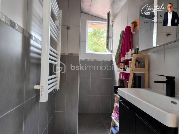 Christophe Debien – BSK Immobilier vous présente cette maison située dans le très recherché secteur d'Orouët, entre forêt et océan.

À quelques minutes seulement des plages de Saint-Jean-de-Monts, cette maison construite en 2015 bénéficie d'un environnement naturel particulièrement apprécié, entre dunes, forêt domaniale et littoral vendéen.

Implantée sur une parcelle clôturée de 1 257 m², elle offre une surface habitable de 87,24 m² ainsi qu'une surface complémentaire hors loi Carrez de 19,96 m², soit une surface totale au sol de 107,20 m². Elle constitue un cadre de vie idéal pour ceux qui recherchent le calme sans s'éloigner des commodités et des stations balnéaires.

Dès l'entrée, vous découvrirez une agréable pièce de vie avec cuisine aménagée et équipée ouverte sur l'espace repas. Cet ensemble convivial s'ouvre directement sur une terrasse équipée d'une banne, parfaite pour profiter des beaux jours et des repas en extérieur.
Le rez-de-chaussée comprend également une salle d'eau avec WC ainsi qu'une lingerie.

À l'étage, l'espace nuit se compose de quatre espaces privatifs permettant d'accueillir confortablement famille et amis. Une seconde salle d'eau, un WC indépendant et des espaces de rangement complètent ce niveau.

À l'extérieur, le terrain clos constitue un véritable espace de détente où chacun pourra profiter de la tranquillité des lieux. Un portail motorisé vient compléter les prestations de la propriété.

Les atouts du bien :
•	Secteur Orouët particulièrement recherché
•	Maison récente de 2015
•	Terrain clos de 1 257 m²
•	Quatre espaces nuit
•	Deux salles d'eau
•	Terrasse avec banne
•	Portail motorisé
•	Double vitrage
•	Environnement calme et naturel

Une localisation privilégiée :
•	Plage des Mouettes à environ 1.8 km
•	Moins de 10 minutes du centre de Saint-Jean-de-Monts
•	Accès immédiat aux pistes cyclables et sentiers forestiers
•	15 minutes de Saint-Gilles-Croix-de-Vie et de sa gare SNCF
•	15 minutes de Challans
•	Environ 1 heure de Nantes

Résidence principale, maison de vacances ou investissement locatif, cette propriété réunit les critères les plus recherchés sur le littoral vendéen : un environnement préservé, la proximité de l'océan et un terrain rare dans le secteur.

Pour tout renseignement complémentaire ou pour organiser une visite, contactez Christophe Debien – BSK Immobilier.
.
Conformément aux dispositions de la loi ELAN, tout candidat acquéreur est informé de son droit de se faire accompagner, lors de la visite, par un professionnel du bâtiment de son choix.
Il est demandé de signaler préalablement la présence de cet intervenant afin de permettre l’organisation de la visite dans des conditions adaptées.
