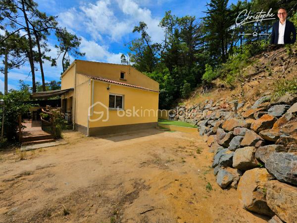 Christophe Debien – BSK Immobilier vous présente cette maison située dans le très recherché secteur d'Orouët, entre forêt et océan.

À quelques minutes seulement des plages de Saint-Jean-de-Monts, cette maison construite en 2015 bénéficie d'un environnement naturel particulièrement apprécié, entre dunes, forêt domaniale et littoral vendéen.

Implantée sur une parcelle clôturée de 1 257 m², elle offre une surface habitable de 87,24 m² ainsi qu'une surface complémentaire hors loi Carrez de 19,96 m², soit une surface totale au sol de 107,20 m². Elle constitue un cadre de vie idéal pour ceux qui recherchent le calme sans s'éloigner des commodités et des stations balnéaires.

Dès l'entrée, vous découvrirez une agréable pièce de vie avec cuisine aménagée et équipée ouverte sur l'espace repas. Cet ensemble convivial s'ouvre directement sur une terrasse équipée d'une banne, parfaite pour profiter des beaux jours et des repas en extérieur.
Le rez-de-chaussée comprend également une salle d'eau avec WC ainsi qu'une lingerie.

À l'étage, l'espace nuit se compose de quatre espaces privatifs permettant d'accueillir confortablement famille et amis. Une seconde salle d'eau, un WC indépendant et des espaces de rangement complètent ce niveau.

À l'extérieur, le terrain clos constitue un véritable espace de détente où chacun pourra profiter de la tranquillité des lieux. Un portail motorisé vient compléter les prestations de la propriété.

Les atouts du bien :
•	Secteur Orouët particulièrement recherché
•	Maison récente de 2015
•	Terrain clos de 1 257 m²
•	Quatre espaces nuit
•	Deux salles d'eau
•	Terrasse avec banne
•	Portail motorisé
•	Double vitrage
•	Environnement calme et naturel

Une localisation privilégiée :
•	Plage des Mouettes à environ 1.8 km
•	Moins de 10 minutes du centre de Saint-Jean-de-Monts
•	Accès immédiat aux pistes cyclables et sentiers forestiers
•	15 minutes de Saint-Gilles-Croix-de-Vie et de sa gare SNCF
•	15 minutes de Challans
•	Environ 1 heure de Nantes

Résidence principale, maison de vacances ou investissement locatif, cette propriété réunit les critères les plus recherchés sur le littoral vendéen : un environnement préservé, la proximité de l'océan et un terrain rare dans le secteur.

Pour tout renseignement complémentaire ou pour organiser une visite, contactez Christophe Debien – BSK Immobilier.
.
Conformément aux dispositions de la loi ELAN, tout candidat acquéreur est informé de son droit de se faire accompagner, lors de la visite, par un professionnel du bâtiment de son choix.
Il est demandé de signaler préalablement la présence de cet intervenant afin de permettre l’organisation de la visite dans des conditions adaptées.