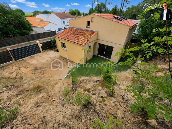 Christophe Debien – BSK Immobilier vous présente cette maison située dans le très recherché secteur d'Orouët, entre forêt et océan.

À quelques minutes seulement des plages de Saint-Jean-de-Monts, cette maison construite en 2015 bénéficie d'un environnement naturel particulièrement apprécié, entre dunes, forêt domaniale et littoral vendéen.

Implantée sur une parcelle clôturée de 1 257 m², elle offre une surface habitable de 87,24 m² ainsi qu'une surface complémentaire hors loi Carrez de 19,96 m², soit une surface totale au sol de 107,20 m². Elle constitue un cadre de vie idéal pour ceux qui recherchent le calme sans s'éloigner des commodités et des stations balnéaires.

Dès l'entrée, vous découvrirez une agréable pièce de vie avec cuisine aménagée et équipée ouverte sur l'espace repas. Cet ensemble convivial s'ouvre directement sur une terrasse équipée d'une banne, parfaite pour profiter des beaux jours et des repas en extérieur.
Le rez-de-chaussée comprend également une salle d'eau avec WC ainsi qu'une lingerie.

À l'étage, l'espace nuit se compose de quatre espaces privatifs permettant d'accueillir confortablement famille et amis. Une seconde salle d'eau, un WC indépendant et des espaces de rangement complètent ce niveau.

À l'extérieur, le terrain clos constitue un véritable espace de détente où chacun pourra profiter de la tranquillité des lieux. Un portail motorisé vient compléter les prestations de la propriété.

Les atouts du bien :
•	Secteur Orouët particulièrement recherché
•	Maison récente de 2015
•	Terrain clos de 1 257 m²
•	Quatre espaces nuit
•	Deux salles d'eau
•	Terrasse avec banne
•	Portail motorisé
•	Double vitrage
•	Environnement calme et naturel

Une localisation privilégiée :
•	Plage des Mouettes à environ 1.8 km
•	Moins de 10 minutes du centre de Saint-Jean-de-Monts
•	Accès immédiat aux pistes cyclables et sentiers forestiers
•	15 minutes de Saint-Gilles-Croix-de-Vie et de sa gare SNCF
•	15 minutes de Challans
•	Environ 1 heure de Nantes

Résidence principale, maison de vacances ou investissement locatif, cette propriété réunit les critères les plus recherchés sur le littoral vendéen : un environnement préservé, la proximité de l'océan et un terrain rare dans le secteur.

Pour tout renseignement complémentaire ou pour organiser une visite, contactez Christophe Debien – BSK Immobilier.
.
Conformément aux dispositions de la loi ELAN, tout candidat acquéreur est informé de son droit de se faire accompagner, lors de la visite, par un professionnel du bâtiment de son choix.
Il est demandé de signaler préalablement la présence de cet intervenant afin de permettre l’organisation de la visite dans des conditions adaptées.