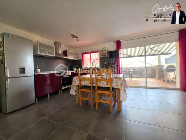 Christophe Debien – BSK Immobilier vous présente cette maison située dans le très recherché secteur d'Orouët, entre forêt et océan.

À quelques minutes seulement des plages de Saint-Jean-de-Monts, cette maison construite en 2015 bénéficie d'un environnement naturel particulièrement apprécié, entre dunes, forêt domaniale et littoral vendéen.

Implantée sur une parcelle clôturée de 1 257 m², elle offre une surface habitable de 87,24 m² ainsi qu'une surface complémentaire hors loi Carrez de 19,96 m², soit une surface totale au sol de 107,20 m². Elle constitue un cadre de vie idéal pour ceux qui recherchent le calme sans s'éloigner des commodités et des stations balnéaires.

Dès l'entrée, vous découvrirez une agréable pièce de vie avec cuisine aménagée et équipée ouverte sur l'espace repas. Cet ensemble convivial s'ouvre directement sur une terrasse équipée d'une banne, parfaite pour profiter des beaux jours et des repas en extérieur.
Le rez-de-chaussée comprend également une salle d'eau avec WC ainsi qu'une lingerie.

À l'étage, l'espace nuit se compose de quatre espaces privatifs permettant d'accueillir confortablement famille et amis. Une seconde salle d'eau, un WC indépendant et des espaces de rangement complètent ce niveau.

À l'extérieur, le terrain clos constitue un véritable espace de détente où chacun pourra profiter de la tranquillité des lieux. Un portail motorisé vient compléter les prestations de la propriété.

Les atouts du bien :
•	Secteur Orouët particulièrement recherché
•	Maison récente de 2015
•	Terrain clos de 1 257 m²
•	Quatre espaces nuit
•	Deux salles d'eau
•	Terrasse avec banne
•	Portail motorisé
•	Double vitrage
•	Environnement calme et naturel

Une localisation privilégiée :
•	Plage des Mouettes à environ 1.8 km
•	Moins de 10 minutes du centre de Saint-Jean-de-Monts
•	Accès immédiat aux pistes cyclables et sentiers forestiers
•	15 minutes de Saint-Gilles-Croix-de-Vie et de sa gare SNCF
•	15 minutes de Challans
•	Environ 1 heure de Nantes

Résidence principale, maison de vacances ou investissement locatif, cette propriété réunit les critères les plus recherchés sur le littoral vendéen : un environnement préservé, la proximité de l'océan et un terrain rare dans le secteur.

Pour tout renseignement complémentaire ou pour organiser une visite, contactez Christophe Debien – BSK Immobilier.
.
Conformément aux dispositions de la loi ELAN, tout candidat acquéreur est informé de son droit de se faire accompagner, lors de la visite, par un professionnel du bâtiment de son choix.
Il est demandé de signaler préalablement la présence de cet intervenant afin de permettre l’organisation de la visite dans des conditions adaptées.