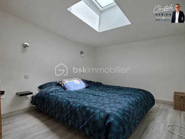 Christophe Debien – BSK Immobilier vous présente cette maison située dans le très recherché secteur d'Orouët, entre forêt et océan.

À quelques minutes seulement des plages de Saint-Jean-de-Monts, cette maison construite en 2015 bénéficie d'un environnement naturel particulièrement apprécié, entre dunes, forêt domaniale et littoral vendéen.

Implantée sur une parcelle clôturée de 1 257 m², elle offre une surface habitable de 87,24 m² ainsi qu'une surface complémentaire hors loi Carrez de 19,96 m², soit une surface totale au sol de 107,20 m². Elle constitue un cadre de vie idéal pour ceux qui recherchent le calme sans s'éloigner des commodités et des stations balnéaires.

Dès l'entrée, vous découvrirez une agréable pièce de vie avec cuisine aménagée et équipée ouverte sur l'espace repas. Cet ensemble convivial s'ouvre directement sur une terrasse équipée d'une banne, parfaite pour profiter des beaux jours et des repas en extérieur.
Le rez-de-chaussée comprend également une salle d'eau avec WC ainsi qu'une lingerie.

À l'étage, l'espace nuit se compose de quatre espaces privatifs permettant d'accueillir confortablement famille et amis. Une seconde salle d'eau, un WC indépendant et des espaces de rangement complètent ce niveau.

À l'extérieur, le terrain clos constitue un véritable espace de détente où chacun pourra profiter de la tranquillité des lieux. Un portail motorisé vient compléter les prestations de la propriété.

Les atouts du bien :
•	Secteur Orouët particulièrement recherché
•	Maison récente de 2015
•	Terrain clos de 1 257 m²
•	Quatre espaces nuit
•	Deux salles d'eau
•	Terrasse avec banne
•	Portail motorisé
•	Double vitrage
•	Environnement calme et naturel

Une localisation privilégiée :
•	Plage des Mouettes à environ 1.8 km
•	Moins de 10 minutes du centre de Saint-Jean-de-Monts
•	Accès immédiat aux pistes cyclables et sentiers forestiers
•	15 minutes de Saint-Gilles-Croix-de-Vie et de sa gare SNCF
•	15 minutes de Challans
•	Environ 1 heure de Nantes

Résidence principale, maison de vacances ou investissement locatif, cette propriété réunit les critères les plus recherchés sur le littoral vendéen : un environnement préservé, la proximité de l'océan et un terrain rare dans le secteur.

Pour tout renseignement complémentaire ou pour organiser une visite, contactez Christophe Debien – BSK Immobilier.
.
Conformément aux dispositions de la loi ELAN, tout candidat acquéreur est informé de son droit de se faire accompagner, lors de la visite, par un professionnel du bâtiment de son choix.
Il est demandé de signaler préalablement la présence de cet intervenant afin de permettre l’organisation de la visite dans des conditions adaptées.