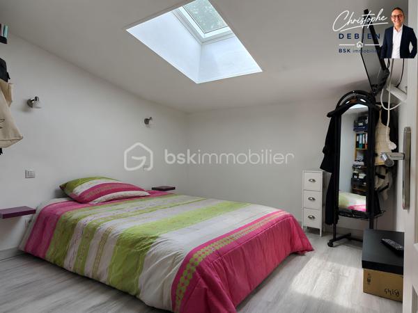 Christophe Debien – BSK Immobilier vous présente cette maison située dans le très recherché secteur d'Orouët, entre forêt et océan.

À quelques minutes seulement des plages de Saint-Jean-de-Monts, cette maison construite en 2015 bénéficie d'un environnement naturel particulièrement apprécié, entre dunes, forêt domaniale et littoral vendéen.

Implantée sur une parcelle clôturée de 1 257 m², elle offre une surface habitable de 87,24 m² ainsi qu'une surface complémentaire hors loi Carrez de 19,96 m², soit une surface totale au sol de 107,20 m². Elle constitue un cadre de vie idéal pour ceux qui recherchent le calme sans s'éloigner des commodités et des stations balnéaires.

Dès l'entrée, vous découvrirez une agréable pièce de vie avec cuisine aménagée et équipée ouverte sur l'espace repas. Cet ensemble convivial s'ouvre directement sur une terrasse équipée d'une banne, parfaite pour profiter des beaux jours et des repas en extérieur.
Le rez-de-chaussée comprend également une salle d'eau avec WC ainsi qu'une lingerie.

À l'étage, l'espace nuit se compose de quatre espaces privatifs permettant d'accueillir confortablement famille et amis. Une seconde salle d'eau, un WC indépendant et des espaces de rangement complètent ce niveau.

À l'extérieur, le terrain clos constitue un véritable espace de détente où chacun pourra profiter de la tranquillité des lieux. Un portail motorisé vient compléter les prestations de la propriété.

Les atouts du bien :
•	Secteur Orouët particulièrement recherché
•	Maison récente de 2015
•	Terrain clos de 1 257 m²
•	Quatre espaces nuit
•	Deux salles d'eau
•	Terrasse avec banne
•	Portail motorisé
•	Double vitrage
•	Environnement calme et naturel

Une localisation privilégiée :
•	Plage des Mouettes à environ 1.8 km
•	Moins de 10 minutes du centre de Saint-Jean-de-Monts
•	Accès immédiat aux pistes cyclables et sentiers forestiers
•	15 minutes de Saint-Gilles-Croix-de-Vie et de sa gare SNCF
•	15 minutes de Challans
•	Environ 1 heure de Nantes

Résidence principale, maison de vacances ou investissement locatif, cette propriété réunit les critères les plus recherchés sur le littoral vendéen : un environnement préservé, la proximité de l'océan et un terrain rare dans le secteur.

Pour tout renseignement complémentaire ou pour organiser une visite, contactez Christophe Debien – BSK Immobilier.
.
Conformément aux dispositions de la loi ELAN, tout candidat acquéreur est informé de son droit de se faire accompagner, lors de la visite, par un professionnel du bâtiment de son choix.
Il est demandé de signaler préalablement la présence de cet intervenant afin de permettre l’organisation de la visite dans des conditions adaptées.
