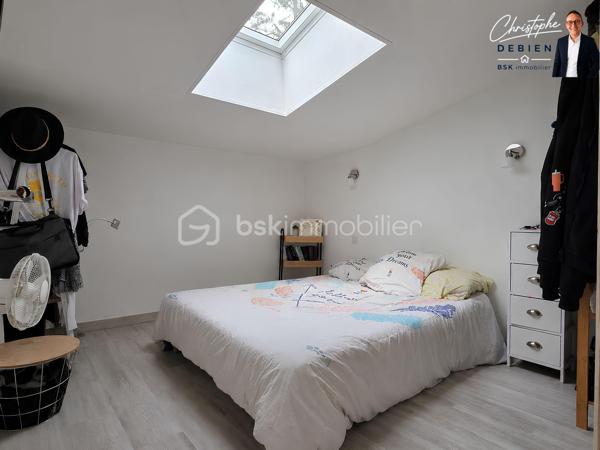 Christophe Debien – BSK Immobilier vous présente cette maison située dans le très recherché secteur d'Orouët, entre forêt et océan.

À quelques minutes seulement des plages de Saint-Jean-de-Monts, cette maison construite en 2015 bénéficie d'un environnement naturel particulièrement apprécié, entre dunes, forêt domaniale et littoral vendéen.

Implantée sur une parcelle clôturée de 1 257 m², elle offre une surface habitable de 87,24 m² ainsi qu'une surface complémentaire hors loi Carrez de 19,96 m², soit une surface totale au sol de 107,20 m². Elle constitue un cadre de vie idéal pour ceux qui recherchent le calme sans s'éloigner des commodités et des stations balnéaires.

Dès l'entrée, vous découvrirez une agréable pièce de vie avec cuisine aménagée et équipée ouverte sur l'espace repas. Cet ensemble convivial s'ouvre directement sur une terrasse équipée d'une banne, parfaite pour profiter des beaux jours et des repas en extérieur.
Le rez-de-chaussée comprend également une salle d'eau avec WC ainsi qu'une lingerie.

À l'étage, l'espace nuit se compose de quatre espaces privatifs permettant d'accueillir confortablement famille et amis. Une seconde salle d'eau, un WC indépendant et des espaces de rangement complètent ce niveau.

À l'extérieur, le terrain clos constitue un véritable espace de détente où chacun pourra profiter de la tranquillité des lieux. Un portail motorisé vient compléter les prestations de la propriété.

Les atouts du bien :
•	Secteur Orouët particulièrement recherché
•	Maison récente de 2015
•	Terrain clos de 1 257 m²
•	Quatre espaces nuit
•	Deux salles d'eau
•	Terrasse avec banne
•	Portail motorisé
•	Double vitrage
•	Environnement calme et naturel

Une localisation privilégiée :
•	Plage des Mouettes à environ 1.8 km
•	Moins de 10 minutes du centre de Saint-Jean-de-Monts
•	Accès immédiat aux pistes cyclables et sentiers forestiers
•	15 minutes de Saint-Gilles-Croix-de-Vie et de sa gare SNCF
•	15 minutes de Challans
•	Environ 1 heure de Nantes

Résidence principale, maison de vacances ou investissement locatif, cette propriété réunit les critères les plus recherchés sur le littoral vendéen : un environnement préservé, la proximité de l'océan et un terrain rare dans le secteur.

Pour tout renseignement complémentaire ou pour organiser une visite, contactez Christophe Debien – BSK Immobilier.
.
Conformément aux dispositions de la loi ELAN, tout candidat acquéreur est informé de son droit de se faire accompagner, lors de la visite, par un professionnel du bâtiment de son choix.
Il est demandé de signaler préalablement la présence de cet intervenant afin de permettre l’organisation de la visite dans des conditions adaptées.
