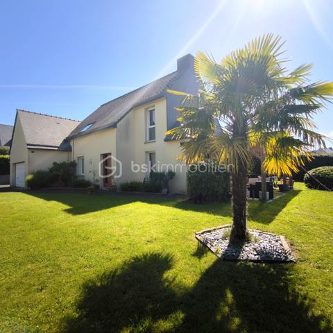 ✨ Belle maison familiale de 147 m² au calme – Tout à pied à Luitré !
​Découvrez cette agréable maison, située dans un lotissement de Luitré. lumineuse, spacieuse et très fonctionnelle, elle offre le cadre de vie idéal pour une famille en quête de tranquillité, sans pour autant s'isoler.
​Le grand point fort ? Une vraie vie de village à portée de main !
​🏡 Un intérieur spacieux et très bien pensé
​Au rez-de-chaussée :
​La pièce coup de cœur : Un superbe espace de vie de 55 m² avec cuisine équipée ouverte sur le séjour/salon, baigné de lumière et idéal pour recevoir.
​Le confort du plain-pied : Une chambre, une salle d'eau, un WC séparé et une buanderie pratique.
​À l'étage :
​L'espace nuit comprend 4 chambres spacieuses et une grande salle de bain (avec douche ET baignoire).
​Le bonus évolutif : Un grenier déjà isolé, chauffé et aménagé, parfait pour un bureau, une salle de jeux ou une 6ème chambre possible.
​🛠️ Les prestations et extérieurs
​Côté confort : Chauffage électrique au sol au rez-de-chaussée (très agréable au quotidien), rayonnant à l'étage et fenêtres double vitrage alu/PVC.
​Côté pratique : Un grand garage double pour abriter potentiellement deux véhicules et un grand parking en enrobé pouvant accueillir camping car et véhicules supplémentaires. 
​Côté jardin : Un terrain de 790 m² avec deux terrasses pour suivre le soleil : une exposée Est pour le petit-déjeuner, et une exposée Sud avec une jolie pergola en bois pour les repas d'été.
​📍 Le privilège des services de proximité à Luitré
​Vivre ici, c'est s'offrir le confort d'avoir tous les commerces et professionnels de santé à quelques minutes seulement :
​Pour le quotidien : Une boulangerie, une boucherie, une supérette, un coiffeur et un bar/presse/jeux très convivial.
​Pour la santé : Un environnement rassurant avec médecin, infirmière, ostéopathe et pharmacie sur place.
​Pour la voiture : Une station-service et une station de lavage à disposition dans la commune.
​📝 En résumé : Une maison chaleureuse, économique et très bien entretenue, dans une commune dynamique où l'on peut tout faire à pied. Une opportunité rare sur le secteur !
​Disponible pour les visites. Contactez-moi pour planifier