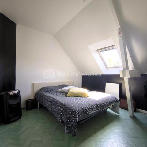 ✨ Belle maison familiale de 147 m² au calme – Tout à pied à Luitré !
​Découvrez cette agréable maison, située dans un lotissement de Luitré. lumineuse, spacieuse et très fonctionnelle, elle offre le cadre de vie idéal pour une famille en quête de tranquillité, sans pour autant s'isoler.
​Le grand point fort ? Une vraie vie de village à portée de main !
​🏡 Un intérieur spacieux et très bien pensé
​Au rez-de-chaussée :
​La pièce coup de cœur : Un superbe espace de vie de 55 m² avec cuisine équipée ouverte sur le séjour/salon, baigné de lumière et idéal pour recevoir.
​Le confort du plain-pied : Une chambre, une salle d'eau, un WC séparé et une buanderie pratique.
​À l'étage :
​L'espace nuit comprend 4 chambres spacieuses et une grande salle de bain (avec douche ET baignoire).
​Le bonus évolutif : Un grenier déjà isolé, chauffé et aménagé, parfait pour un bureau, une salle de jeux ou une 6ème chambre possible.
​🛠️ Les prestations et extérieurs
​Côté confort : Chauffage électrique au sol au rez-de-chaussée (très agréable au quotidien), rayonnant à l'étage et fenêtres double vitrage alu/PVC.
​Côté pratique : Un grand garage double pour abriter potentiellement deux véhicules et un grand parking en enrobé pouvant accueillir camping car et véhicules supplémentaires. 
​Côté jardin : Un terrain de 790 m² avec deux terrasses pour suivre le soleil : une exposée Est pour le petit-déjeuner, et une exposée Sud avec une jolie pergola en bois pour les repas d'été.
​📍 Le privilège des services de proximité à Luitré
​Vivre ici, c'est s'offrir le confort d'avoir tous les commerces et professionnels de santé à quelques minutes seulement :
​Pour le quotidien : Une boulangerie, une boucherie, une supérette, un coiffeur et un bar/presse/jeux très convivial.
​Pour la santé : Un environnement rassurant avec médecin, infirmière, ostéopathe et pharmacie sur place.
​Pour la voiture : Une station-service et une station de lavage à disposition dans la commune.
​📝 En résumé : Une maison chaleureuse, économique et très bien entretenue, dans une commune dynamique où l'on peut tout faire à pied. Une opportunité rare sur le secteur !
​Disponible pour les visites. Contactez-moi pour planifier